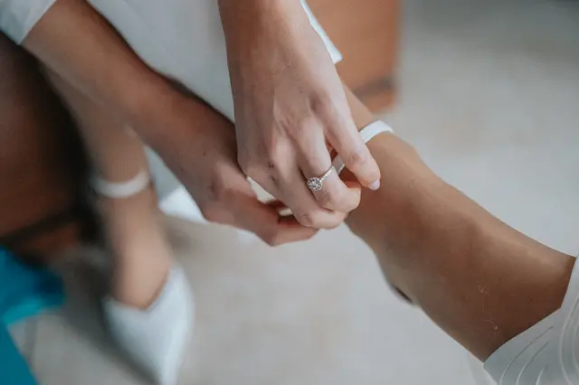 Boda de Marta y Javi en Campo Aníbal y Barracas, fotografía y vídeo de boda en Valencia detalles portada preparativos