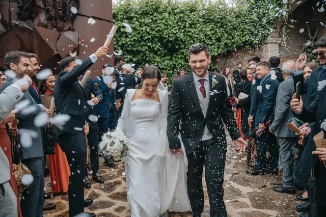 Boda de Marta y Javi en Campo Aníbal y Barracas, fotografía y vídeo de boda en Valencia Salida / Entrada