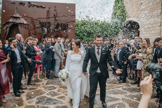 Boda de Marta y Javi en Campo Aníbal y Barracas, fotografía y vídeo de boda en Valencia Salida / Entrada portada