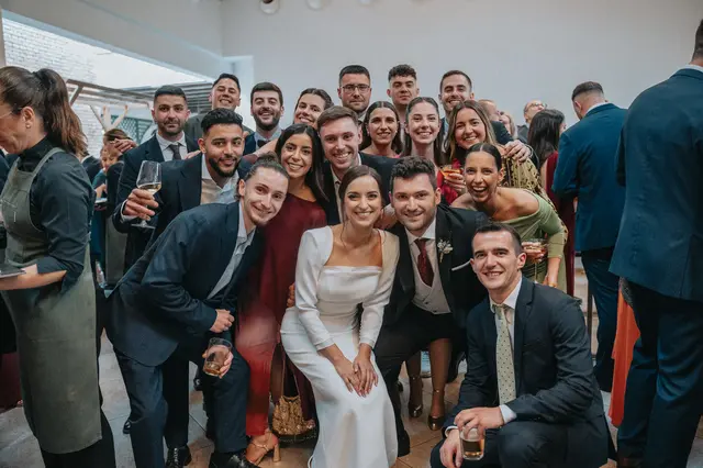 Boda de Marta y Javi en Campo Aníbal y Barracas, fotografía y vídeo de boda en Valencia coctel grupales