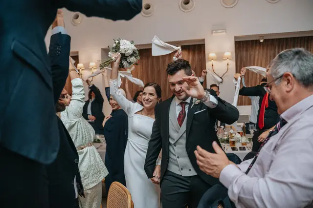 Boda de Marta y Javi en Campo Aníbal y Barracas, fotografía y vídeo de boda en Valencia Salida / Entrada banquete