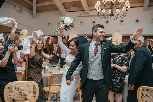 Boda de Marta y Javi en Campo Aníbal y Barracas, fotografía y vídeo de boda en Valencia Salida / Entrada banquete portada