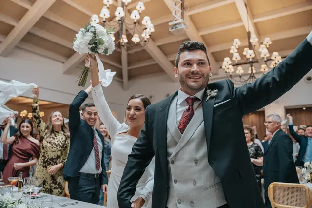 Boda de Marta y Javi en Campo Aníbal y Barracas, fotografía y vídeo de boda en Valencia Salida / Entrada banquete