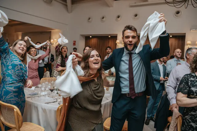 Boda de Marta y Javi en Campo Aníbal y Barracas, fotografía y vídeo de boda en Valencia Salida / Entrada banquete