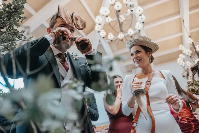 Boda de Marta y Javi en Campo Aníbal y Barracas, fotografía y vídeo de boda en Valencia banquete portada