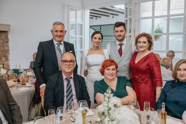 Boda de Marta y Javi en Campo Aníbal y Barracas, fotografía y vídeo de boda en Valencia banquete grupales