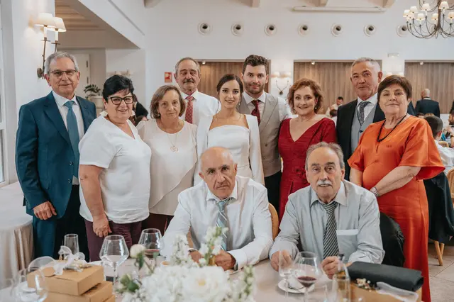Boda de Marta y Javi en Campo Aníbal y Barracas, fotografía y vídeo de boda en Valencia banquete grupales