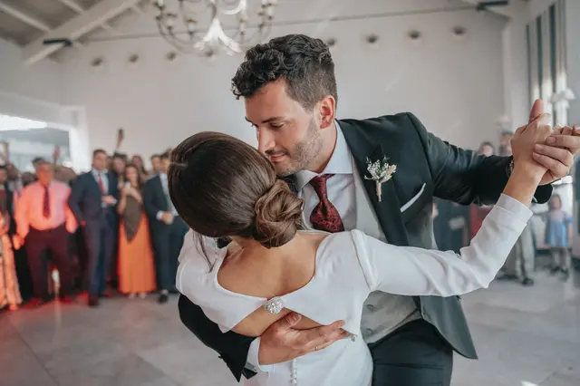 Boda de Marta y Javi en Campo Aníbal y Barracas, fotografía y vídeo de boda en Valencia baile nupcial portada