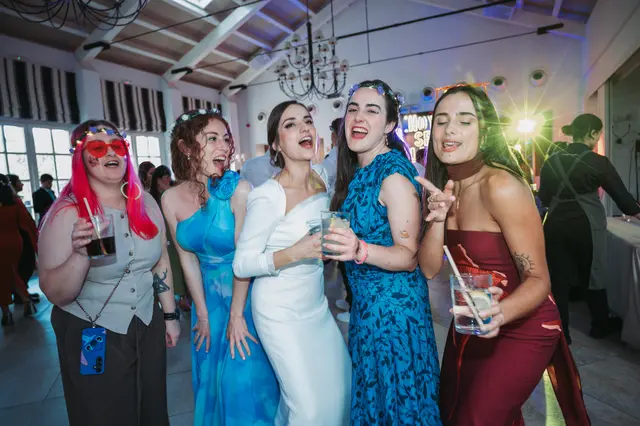 Boda de Marta y Javi en Campo Aníbal y Barracas, fotografía y vídeo de boda en Valencia fiesta portada