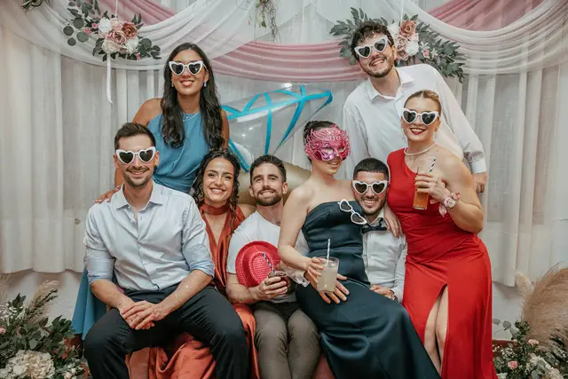 Fotografía de boda en Venta La Chata amigas photocall portada