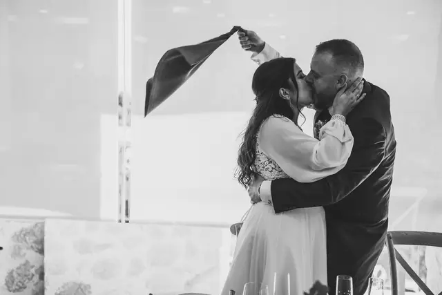 Reportaje boda San Patrcio Celia Ruben BW banquete portada