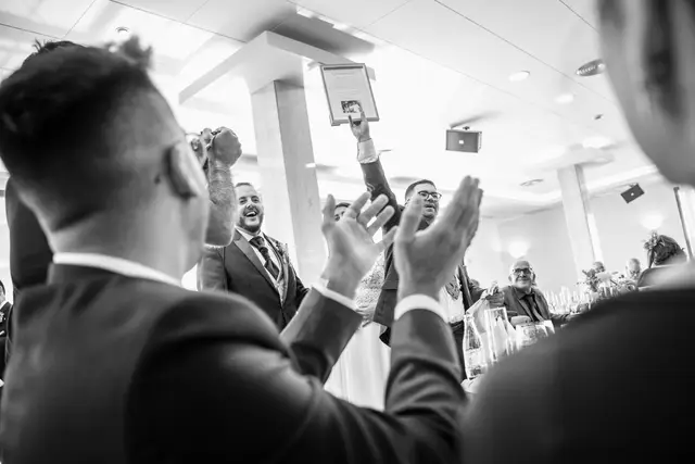 Reportaje boda San Patrcio Celia Ruben BW banquete portada