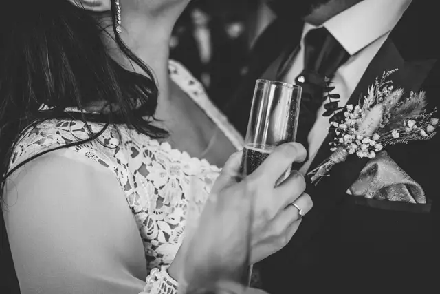 Reportaje boda San Patrcio Celia Ruben BW banquete portada