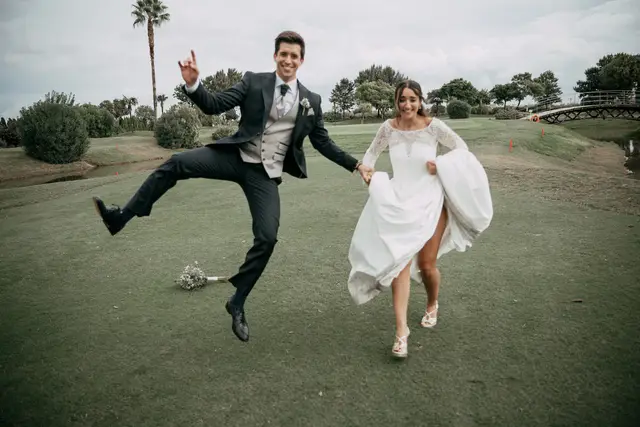 boda Crsitina  Enrique Monteolivete masia de las estrellas divertidas portada sesion pareja