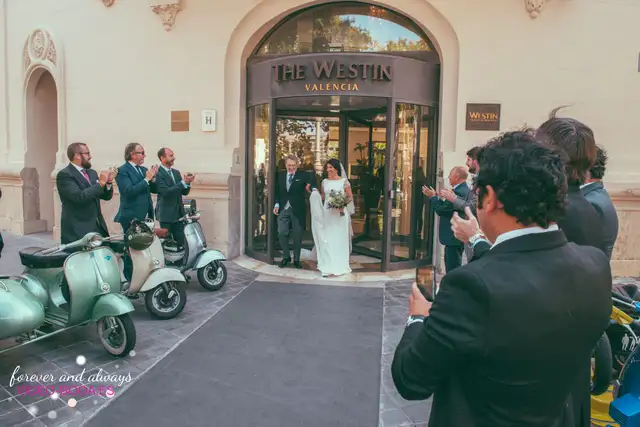 Salida de Cristina de The Westin y llegada a la iglesia