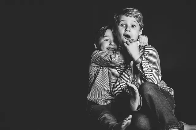 sesion embarazo Nueria Raul BW divertidas fotografias niños portada