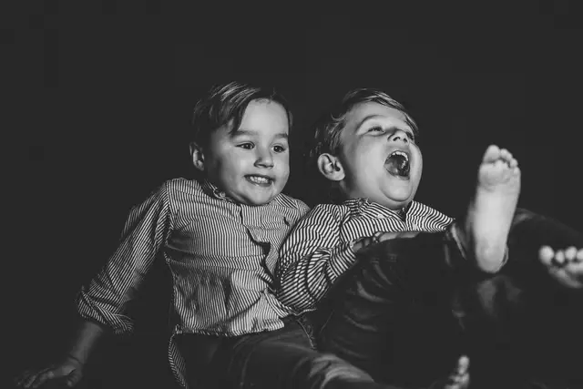 sesion embarazo Nueria Raul BW divertidas fotografias niños