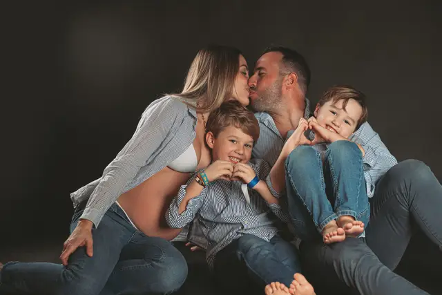 sesion embarazo Nueria Raul divertidas portada reportaje familia