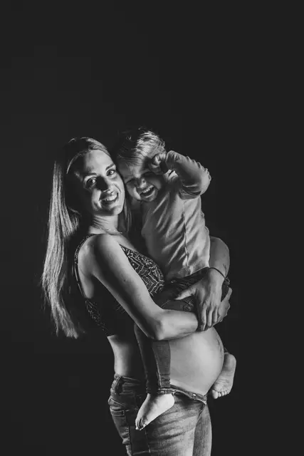 sesion embarazo Nueria Raul BW divertidas fotos embarazo gonzalo