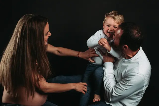 sesion embarazo Nueria Raul divertidas portada reportaje familia