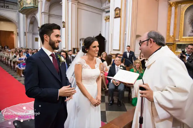 Salida de la iglesia y llegada de Encarna y Josete a Villa Delia