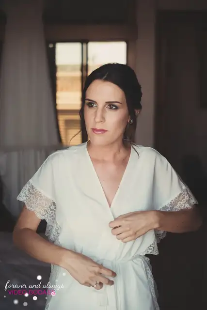 Detalles verticales del vestido y preparación de Encarna