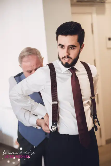 Detalles verticales del vestido y preparación de Encarna