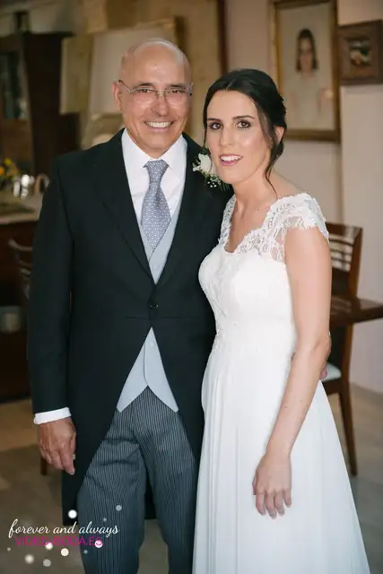 Detalles verticales del vestido y preparación de Encarna