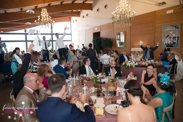 Amigos y celebración de la boda de Ana y Meneu