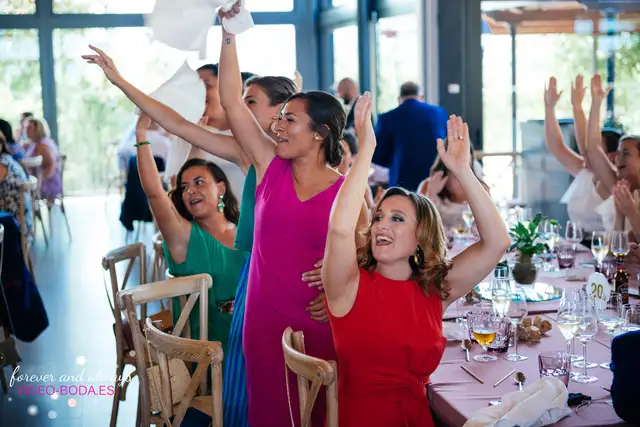 Amigos y celebración de la boda de Ana y Meneu
