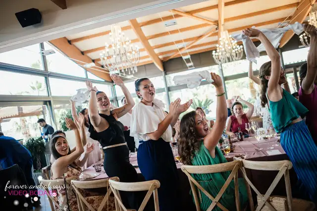 Amigos y celebración de la boda de Ana y Meneu