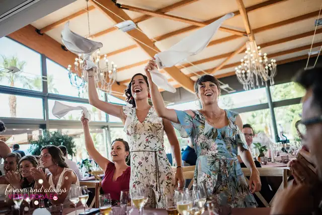 Amigos y celebración de la boda de Ana y Meneu