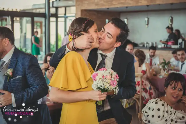 Amigos y celebración de la boda de Ana y Meneu