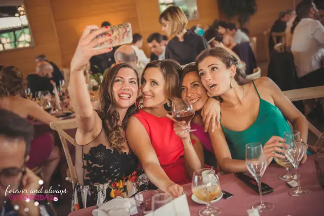 Amigos y celebración de la boda de Ana y Meneu