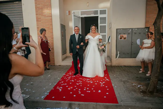 Boda de Laura y Dani en Algemesí, Valencia Salida / Entrada