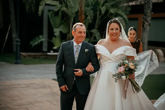 Boda de Laura y Dani en Algemesí, Valencia Salida / Entrada