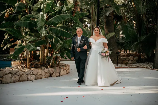 Boda de Laura y Dani en Algemesí, Valencia Salida / Entrada portada