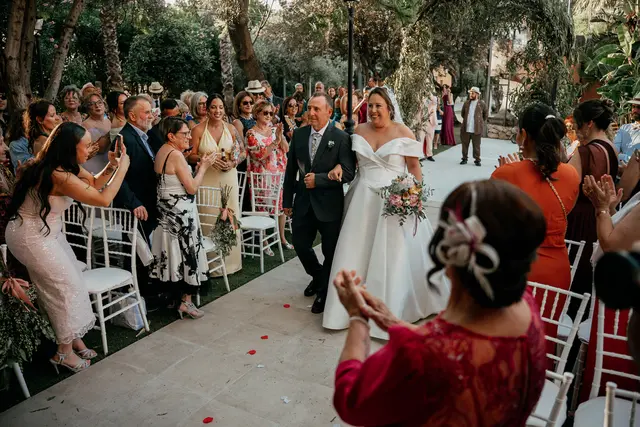 Boda de Laura y Dani en Algemesí, Valencia Salida / Entrada