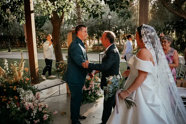 Boda de Laura y Dani en Algemesí, Valencia Salida / Entrada