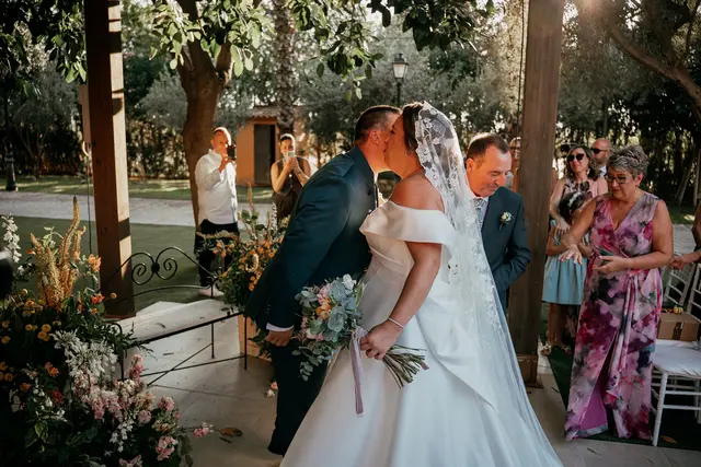 Boda de Laura y Dani en Algemesí, Valencia Salida / Entrada