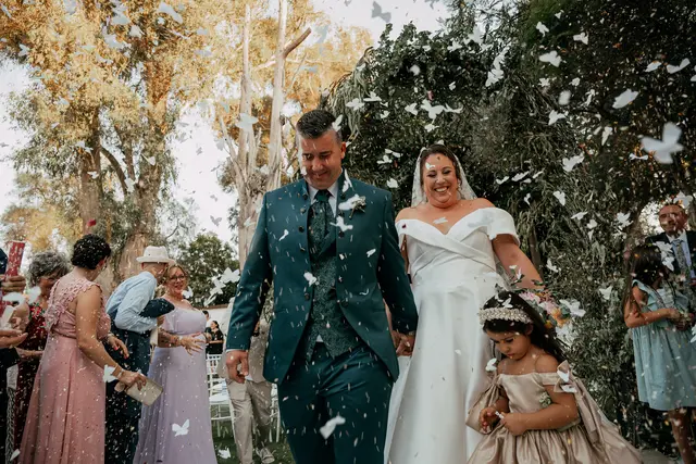 Boda de Laura y Dani en Algemesí, Valencia Salida / Entrada