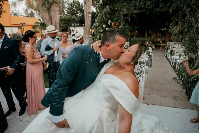 Boda de Laura y Dani en Algemesí, Valencia Salida / Entrada