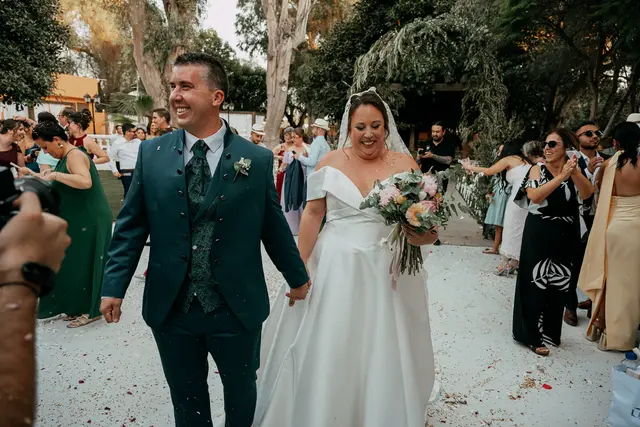 Boda de Laura y Dani en Algemesí, Valencia Salida / Entrada