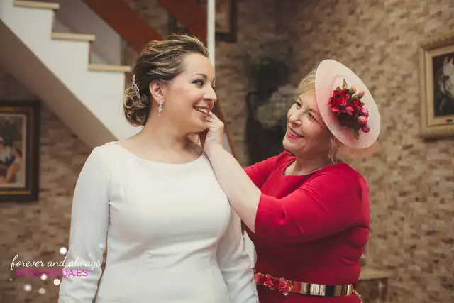 madre de la novia poniendo pendientes
