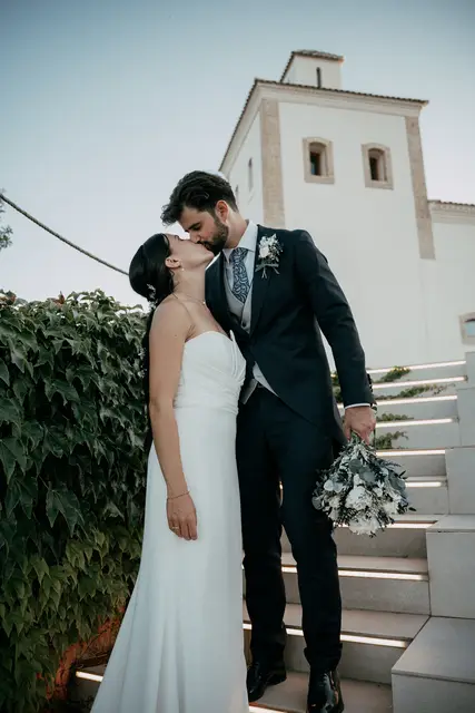Reportaje boda Bodega Finca Calderon Requena baile nupcial divertidas fiesta preparativos salida ceremonia sesion pareja
