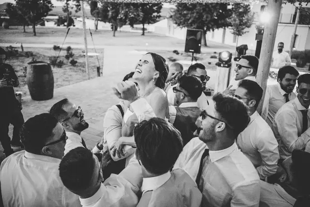 Reportaje boda Bodega Finca Calderon Requena BW coctel portada