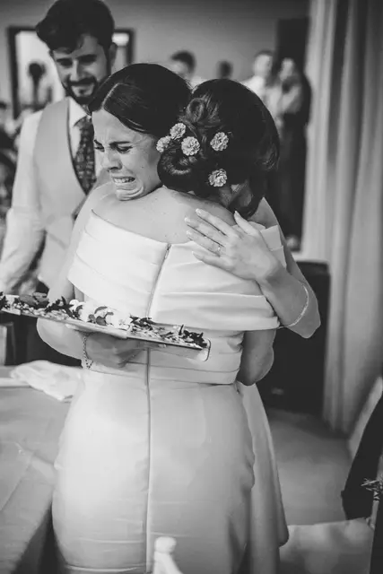 Reportaje boda Bodega Finca Calderon Requena BW banquete emotivas portada