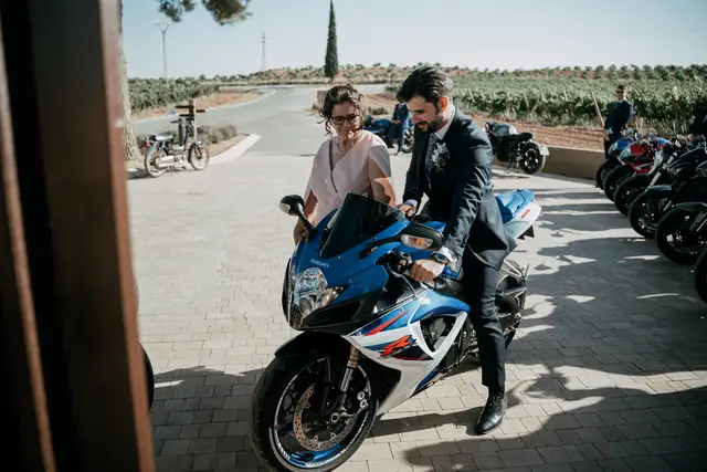 Reportaje boda Bodega Finca Calderon Requena Salida / Entrada