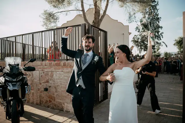 Reportaje boda Bodega Finca Calderon Requena Salida / Entrada portada