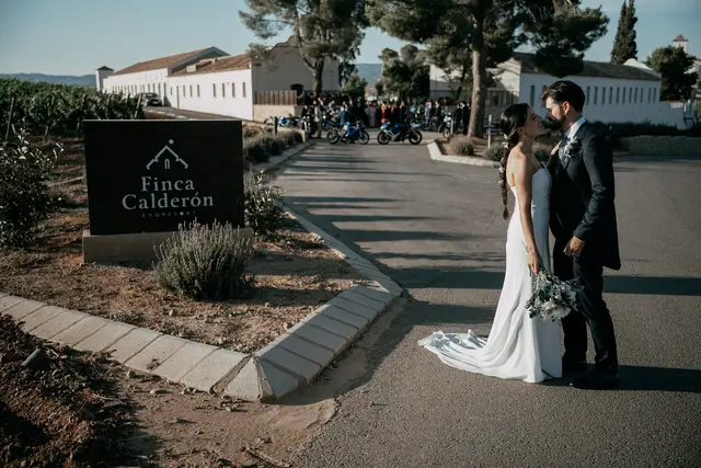 Reportaje boda Bodega Finca Calderon Requena Salida / Entrada portada sesion pareja